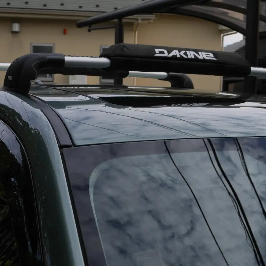 Cojines para barras Aero Rack Pad de DAKINE en color negro, diseñados para protección de racks en bicicletas.