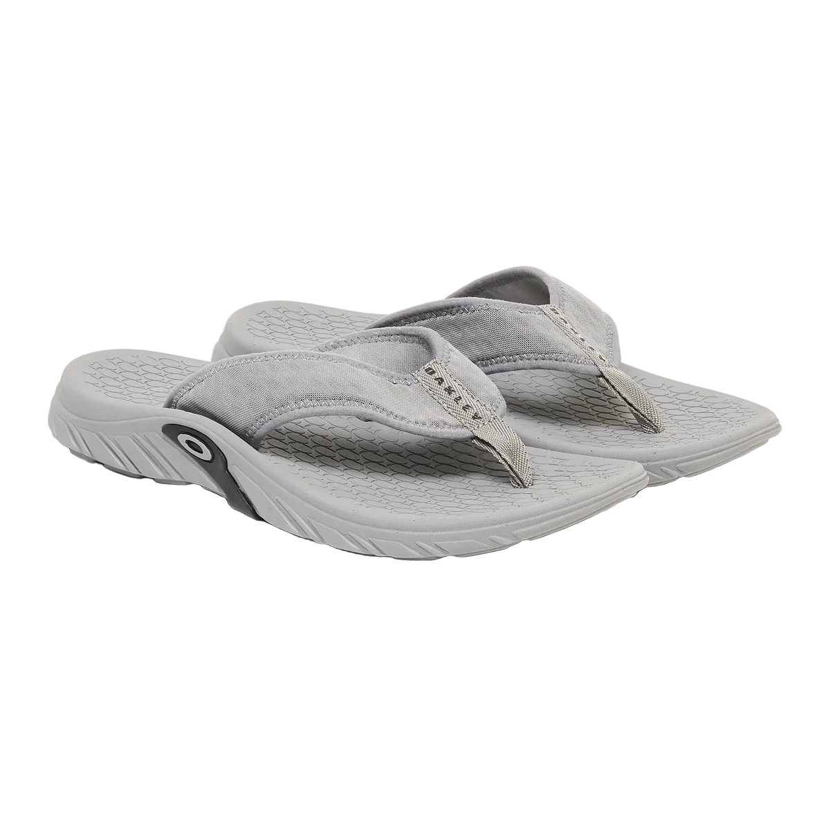 Sandalias Oakley para hombre para exteriores, resistentes y cómodas, ideales para actividades al aire libre.