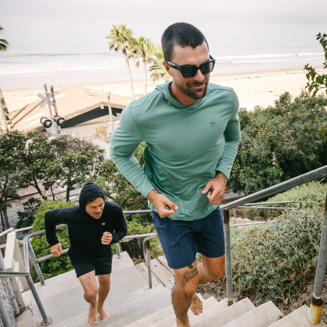 Playera Stealth Tech Manga Larga con Gorrito