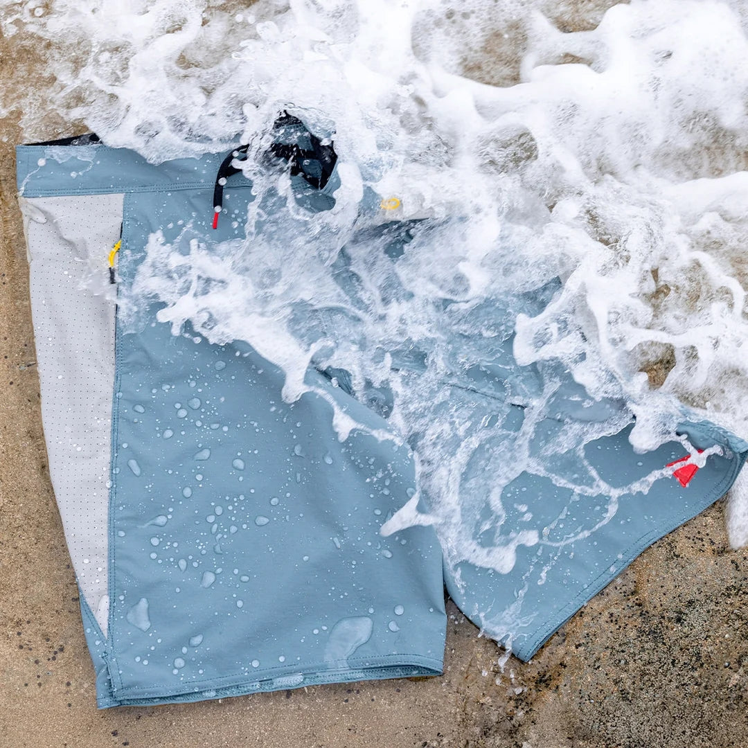 Pantalones cortos tipo boardshort estándar de Florence Marine X con diseño en colores azules y detalles en la parte superior.