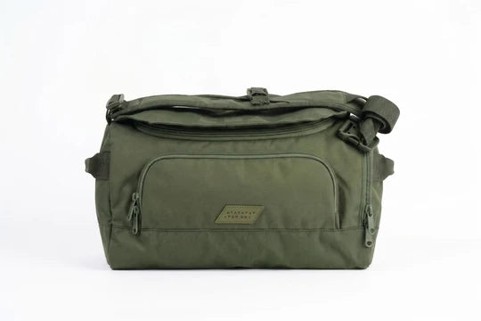 Maleta KMA Dry Wet 50L, resistente y espaciosa, con compartimentos para organización, en color negro con detalles en gris