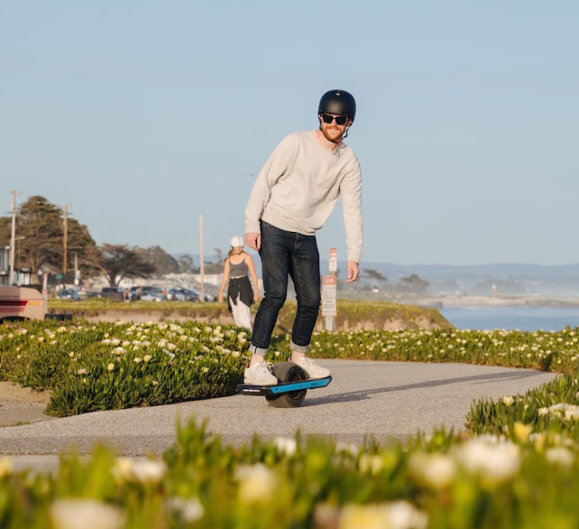 Casco ONEWHEEL Triple 8