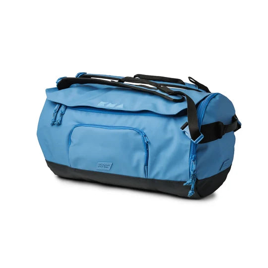 Maleta KMA Dry Wet de 50L en color azul, resistente y con compartimentos para viajes y actividades al aire libre.