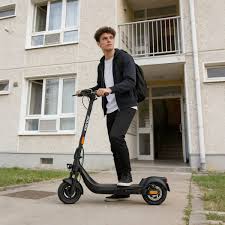 Scooter eléctrico urbano equipado con un motor de 500W